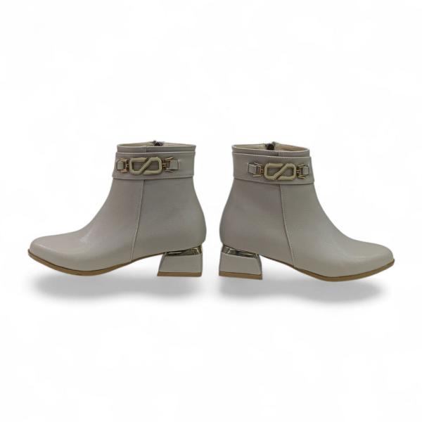 Bej Taş Detaylı Yandan Fermuarlı Kısa Topuklu Kadın Bot