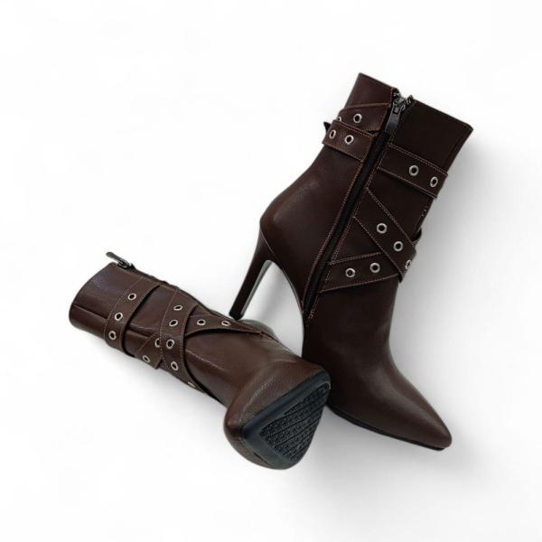 Acı Kahve Toka Detaylı İnce Taban Sivri Burun Kadın Topuklu Bot