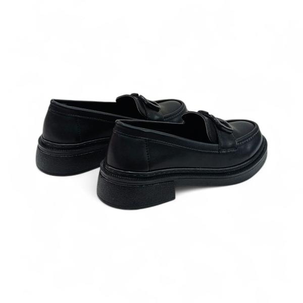 Siyah Cilt V toka Detaylı Kadın Loafer