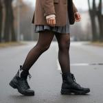 Siyah Taş Detaylı Yandan Fermuarlı Bağcıklı Kadın Bot