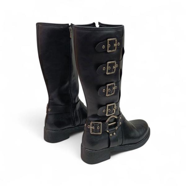 Siyah Toka Detaylı Yandan Fermuarlı Kadın Çizme