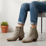 Bej Süet Püskül Toka Detaylı Fermuarlı Detaylı Kadın Topuklu Bot