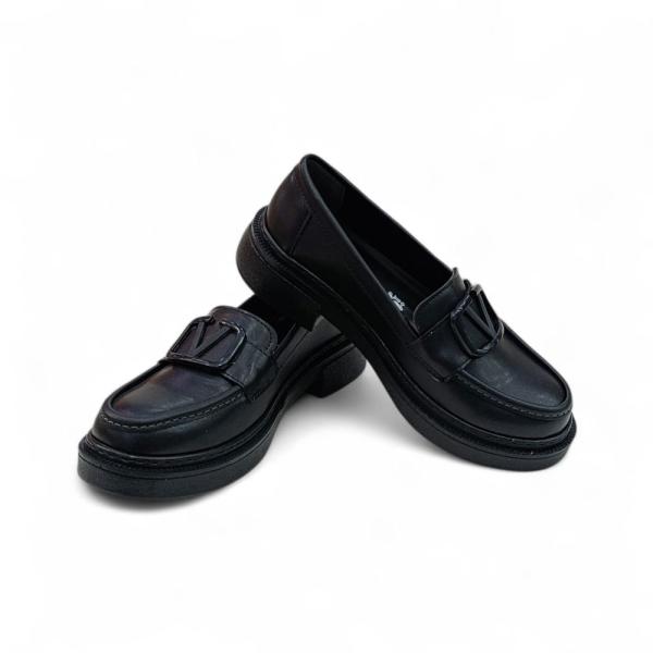 Siyah Cilt V toka Detaylı Kadın Loafer