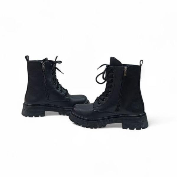 Siyah Cilt Zincir Detaylı Bağcıklı Yandan Fermuarlı Kadın Bot