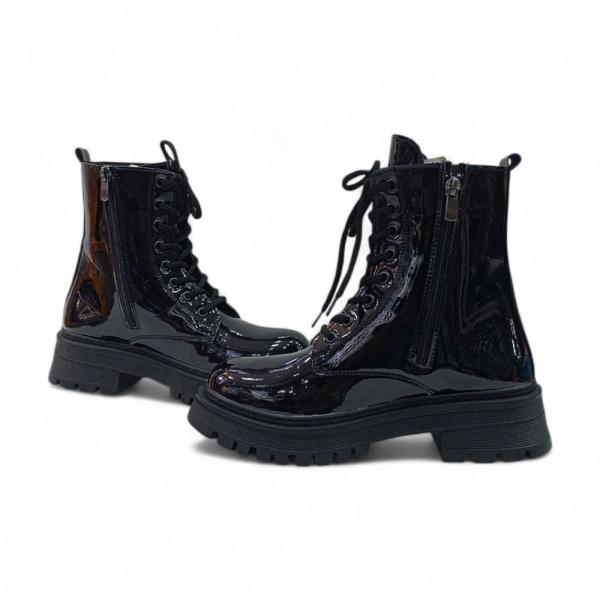 Siyah Rugan Zincir Detaylı Bağcıklı Yandan Fermuarlı Kadın Bot