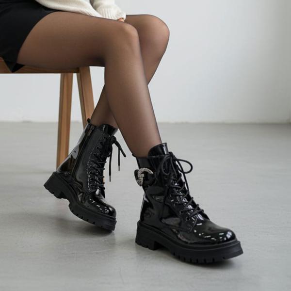 Siyah Rugan Zincir Detaylı Bağcıklı Yandan Fermuarlı Kadın Bot