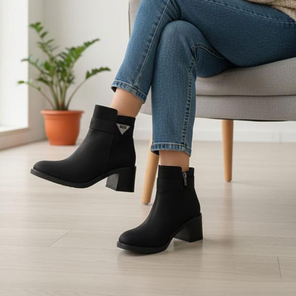 Siyah Süet Taşlı Yandan Fermuarlı Kısa Topuklu Kadın Bot